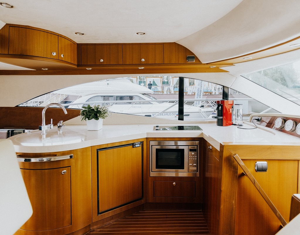 Аренда яхты Galeon 440 в Санкт-Петербурге - кухня